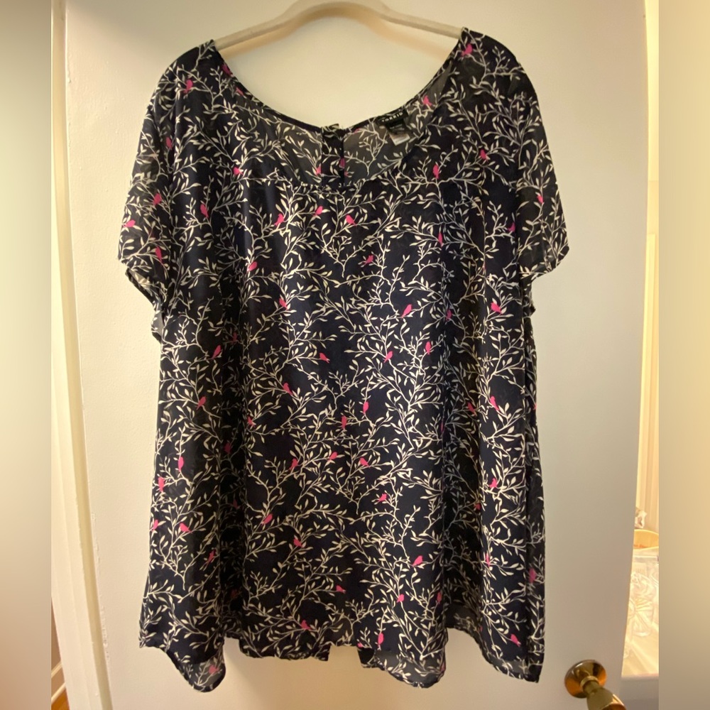 Woman’s short sleeve top.